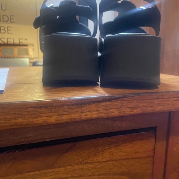 Super cute and comfortable sandals!! - Picture 5 of 6